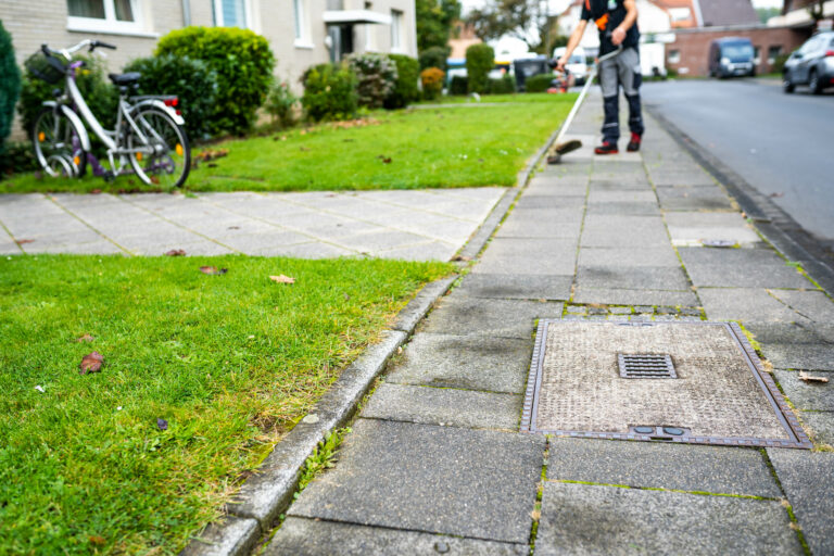 Gebäudereinigung-köln-Gartenpfege-unkraut-entfernen